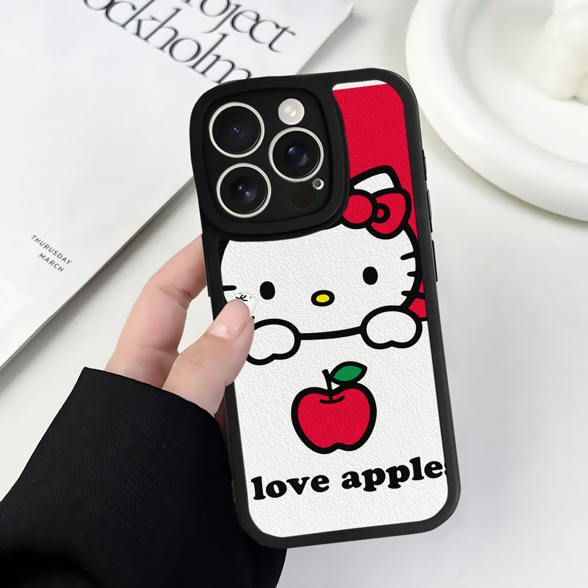 （画像用） Hello Kitty ハローキティ 【iPhone 16シリーズ対応】シリコンスマホケース（レザー調） 材質：シリコン